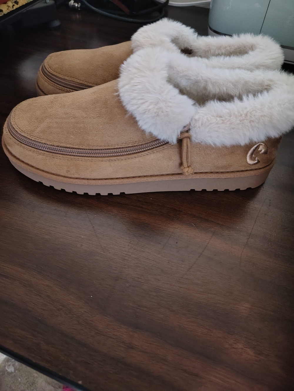 Cozy Tan Faux-Shearling Women’s Slippers